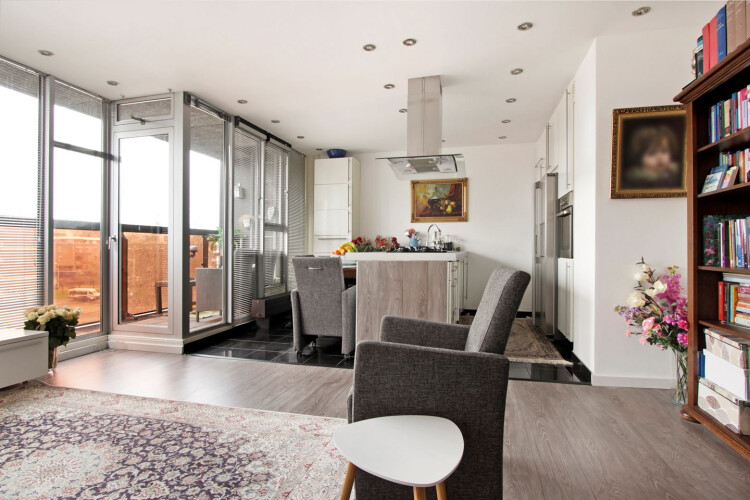 vanuit de woonkamer kijkend naar keuken